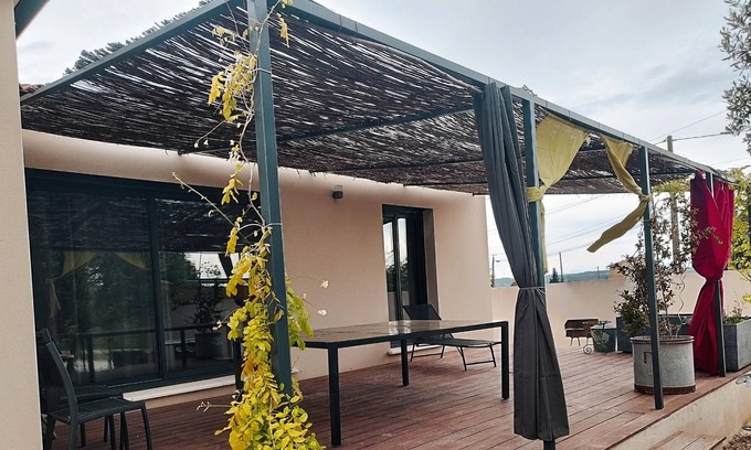 Roquemaure Villa | Ground floor villa with beautiful sunny terrace
