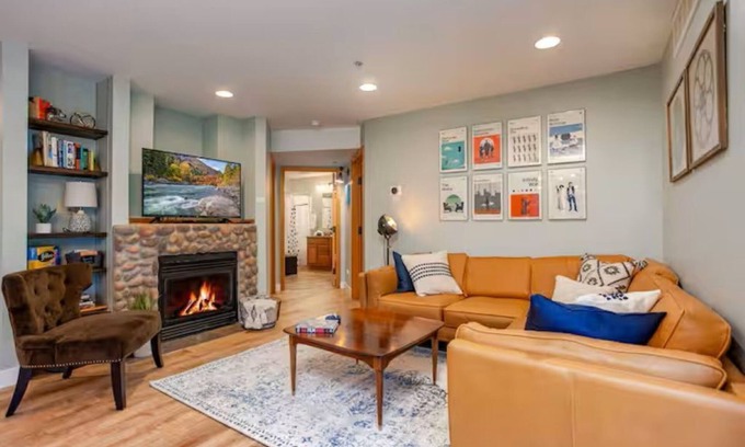 Downtown Leavenworth Condo | GroundFloor+Pool+King Bed+HotTub+Skiing