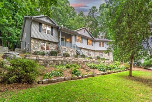 Skyland House | Group Getaway Hot Tub Firepit