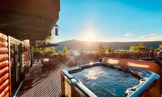 Foyers Cabin | Group lodge with hot tub and fire pit