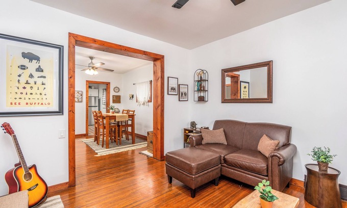 Buffalo House | Group Stay! Buffalo and Niagara Falls Home - 6 bedrooms 2 Baths