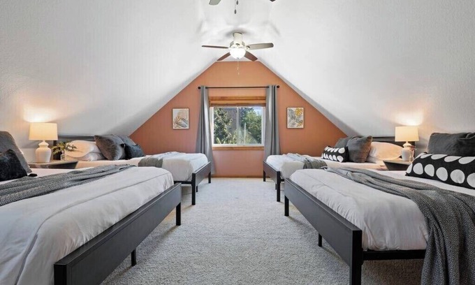 Bay View House | Groups - Families - Pets - Backyard - Deck