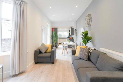 Portsmouth Apartment | Groups Welcome Large 7Bed House with Bar