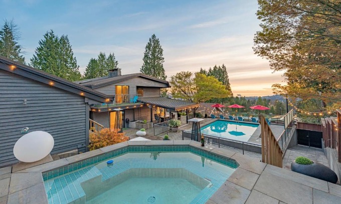 Upper Lonsdale House | Grouse Cheerful large private bedroom, bath, shared deck, pool, hot tub