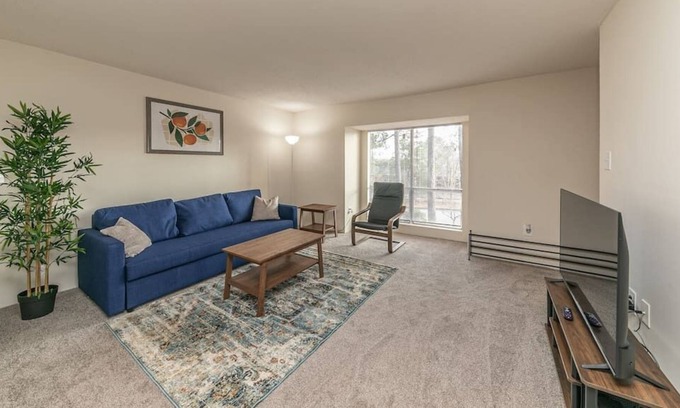 St. Andrews Apartment | Grove 2216 · Cozy 1 Bdrm 2 Beds Columbia Apt