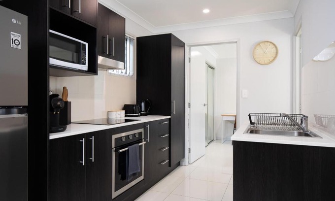 Rocklea Apartment | GST Credits! AC! Shops! Parking! Espresso! 231F1