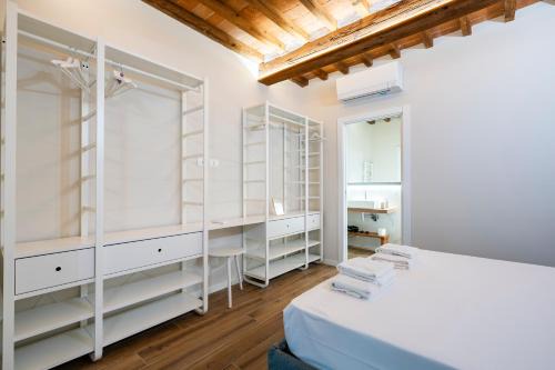 San Lorenzo Apartment | Guelfa 4 Guests with terrace, AC & Wi-Fi
