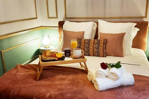 Clignancourt Apartment | Guernica Apartment Paris Montmartre