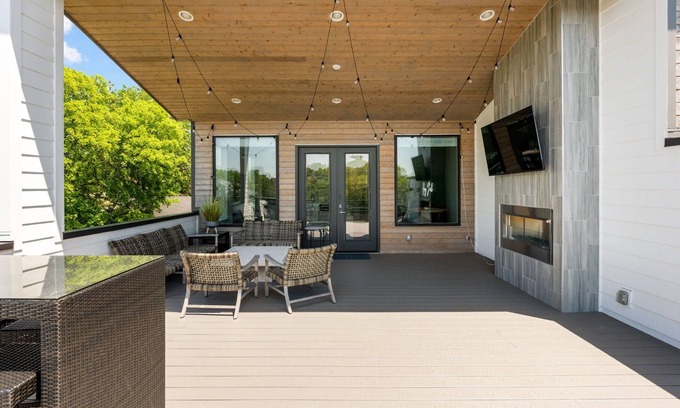 Eighth Avenue House | Guest Favorite! Luxury 3 Level Home+ HUGE Rooftop Deck w/TV, fireplace!