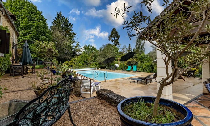 Saint-Amand-de-Vergt House | Guest House 'Chambre D'hôtes Magnolia' with Shared Pool, Shared Terrace and Wi-Fi