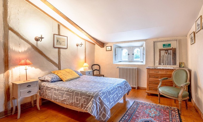 Landevieille Bed & Breakfast | Guest House 'Chambre Est' with Shared Garden and Wi-Fi