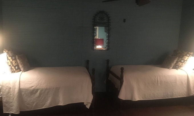 Oxford House | Guest House in Historic Downtown