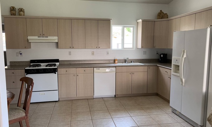 Colton House | Guest house pool near Loma Linda hospital