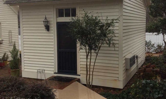 Oxford House | Guest House steps away from the hisoric Oxford Square and Ole Miss!