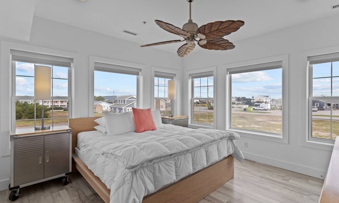 Jacksonville Hotel | Guest House Topsail - King Suite in hotel on Topsail Beach, North Carolina