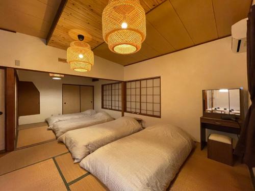Shimoda House | Guest House Yachi-So 下田民泊 ビーチまで徒歩13分 近くにスーパー レストラン 100均 ソウルバー 13 minutes walk to the beach! Nearby 7-11 Supermarkets, various Restaurants, 100 yen shops, and Exciting Bar!