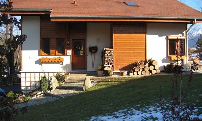 Mercury House | GUEST ROOM 2 PEOPLE IN PRETTY SAVOYARD HOUSE
