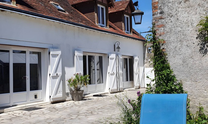 Cour-Cheverny Bed & Breakfast | Guest Room 'Chambre Iris - Le Petit Puits' with Shared Garden and Wi-Fi