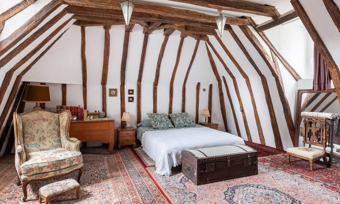 Clere-les-Pins Bed & Breakfast | Guest Room 'La Mansarde' with Shared Garden and Wi-Fi