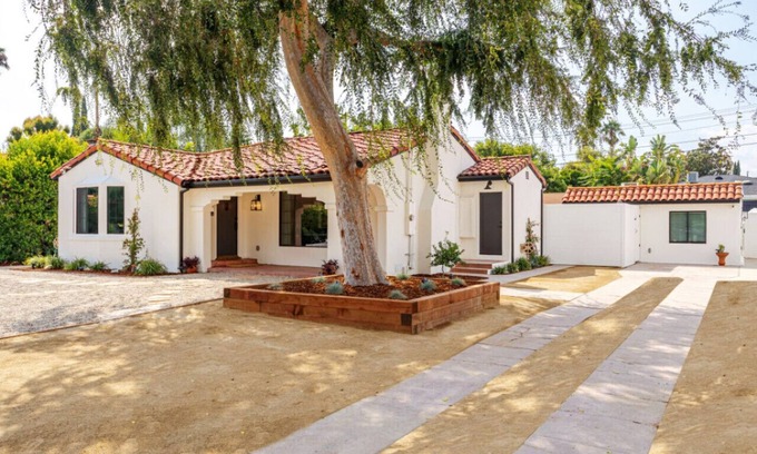 Valley Glen House | Guest Studio Universal private entry