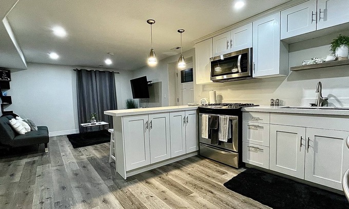 West Jordan House | GUEST SUITE - MODERN/SPACIOUS
