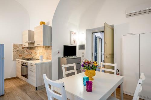 Old Town Apartment | GuestHost-Storie di Lava e l'Angolo dell'Elefante Apartments