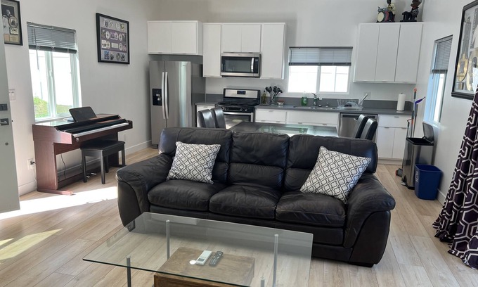 Park Mesa Heights Apartment | Guesthouse/Cozy 1 Bedroom 1Bath, Centrally located in View Park