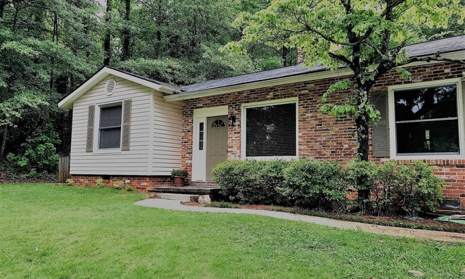 Opelika House | "Guesthouse" Cozy private home with a custom golf putting green!