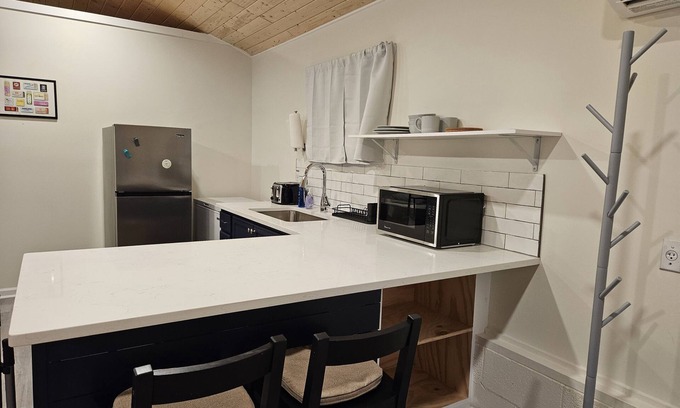 Briarcliff Heights Apartment | Guesthouse in Atlanta, close to CDC, Emory, and Atlanta attractions