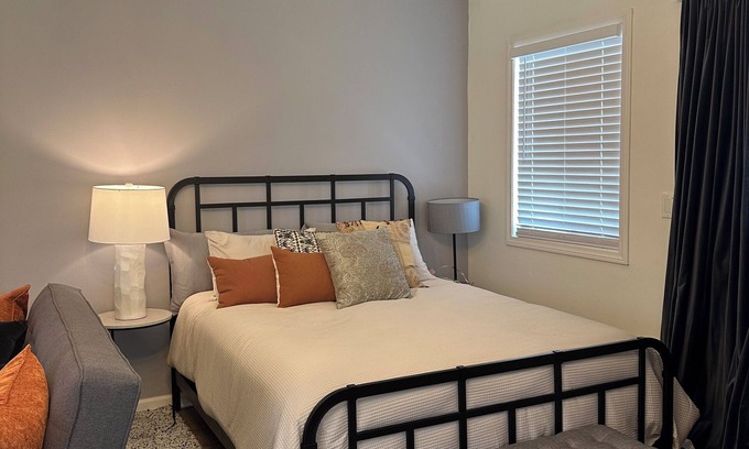 Van Nuys House | Guesthouse Super Clean and private.