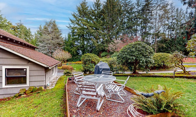 Gig Harbor Cottage | Guesthouse w/direct beach access & views of Olympic Mountains/Carr Inlet
