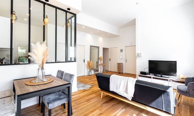 Villeneuve-la-Garenne Apartment | GuestReady - Charming stay with a courtyard