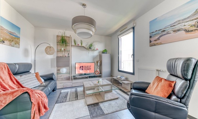 Stalingrad - Lamothe Apartment | GuestReady - Chic Stay with Jacuzzi and Parking