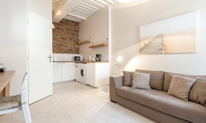 Victor Bach - Saint Louis Apartment | GuestReady Essential - Compact Studio near Metro