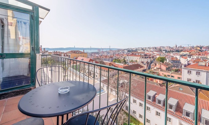 Bairro Alto Apartment | GuestReady - Les Fleurs
