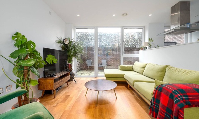 Larkhall Apartment | GuestReady - Modern lodge with garden