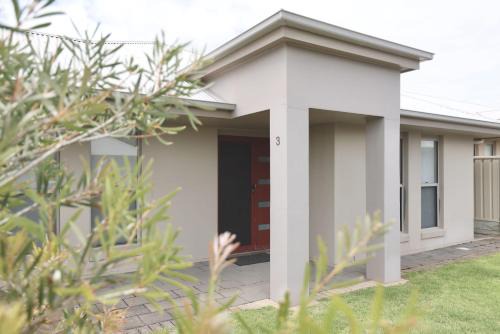 Waterhouse House | Guichen Villa 3 - Wi-Fi Pets welcome outside