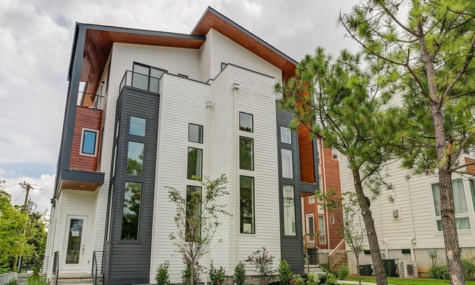 Edgehill House | Gulch South - 4BR home with rooftop deck - One of the best Nashville locations