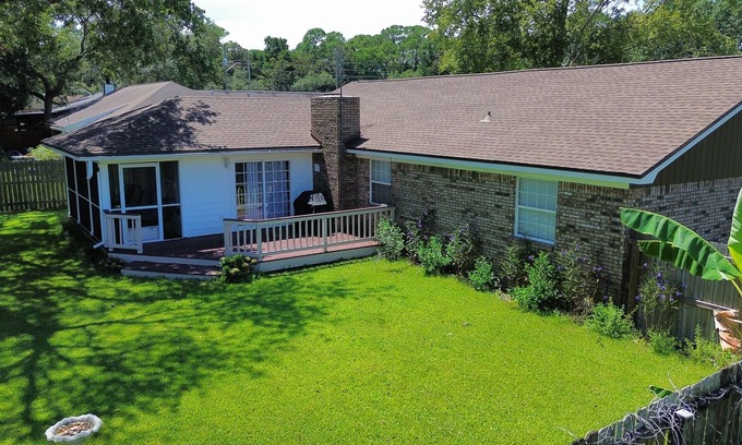 Mary Esther House | Gulf Coast Getaway Home-3 bed, 7m walk to bay beach and pier