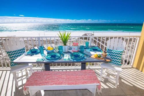 Fort Walton Beach Apartment | Gulf Dunes 314 Sunny & Chair