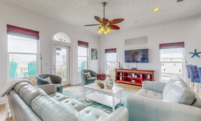 Bahama Beach House | Gulf-view condo with beach across the street, balcony, AC, washer/dryer, & WiFi