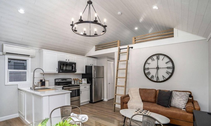 Shelbyville House | Gun Lakes Mindful Stay