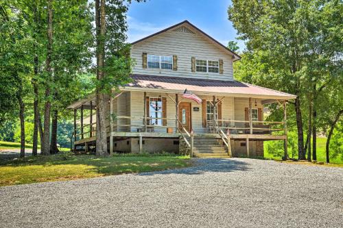 Guntersville House | Guntersville Cabin Nestled in Kudzu Cove Resort