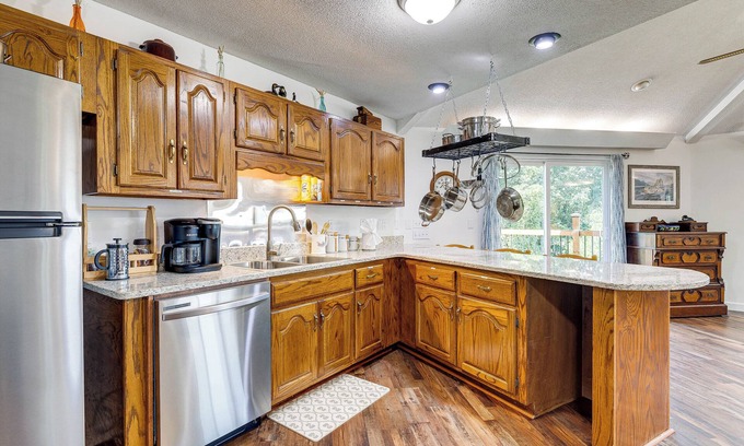 Guntersville House | Guntersville Hideaway w/Mountain & Lake Views!