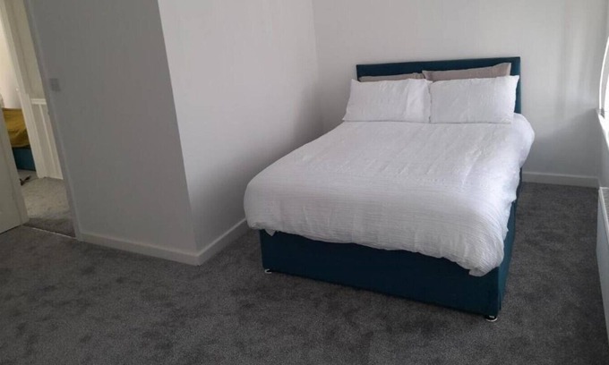 Cheadle House | Gusto - 4 beds, Sleeps 7- Delightful Leisure Stay
