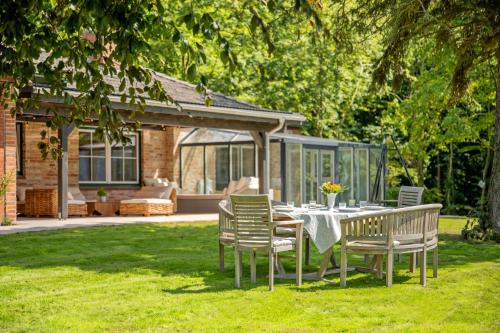 Kletkamp House | GUT KLETKAMP "Finkenhaus" - Idyllisch freistehendes Landhaus mit 3 Schlafzimmern und fantastischem Ausblick I 8 Personen I Offener Kamin I Garten I Wintergarten I Große Terrasse I Ruhig am Waldrand I Parkplätze I WLAN