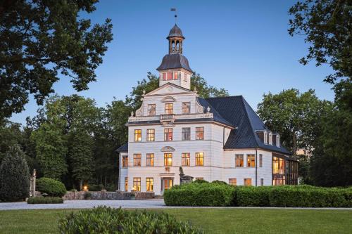 Kletkamp Apartment | GUT KLETKAMP "Storchennest" - Ferienwohnung im Schlossturm mit 3 Schlafzimmern I Panorama-Turmzimmer mit Naturblick I Gemeinschaftsgarten I 15 Min zur Ostsee I Küche I Parkplatz I WLAN