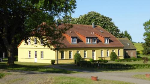 Gingst Apartment | Gut-Rattelvitz-Parterre-A-hochwertig-Sauna-Kamin-eTankstelle-Spielscheune-15-000qm-Parkland