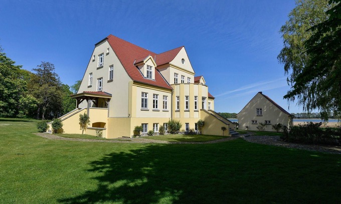 Grubnow Apartment | Gutshaus Grubnow Ferienwohnung 2 am Wasser Sauna und WLAN incl.