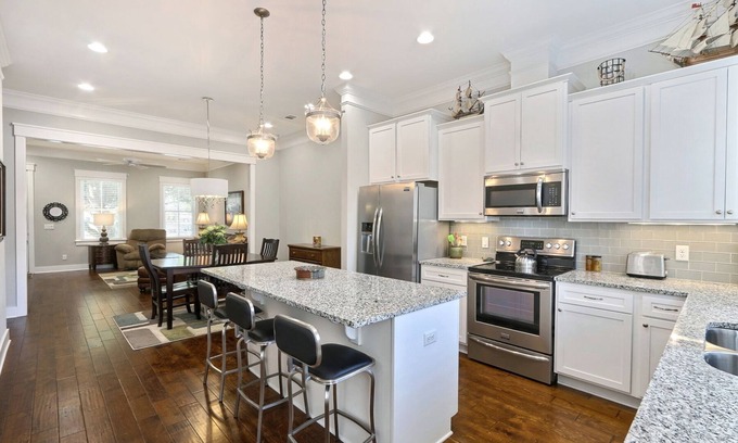 Historic Downtown Savannah House | Gwinnett's Luxury Cottage- Private Courtyard & Off Street Parking Included!
